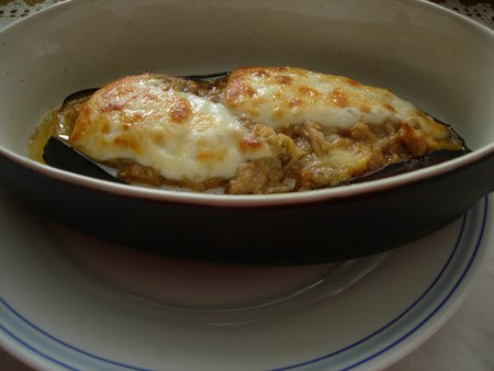 Berenjenas rellenas de atún y queso