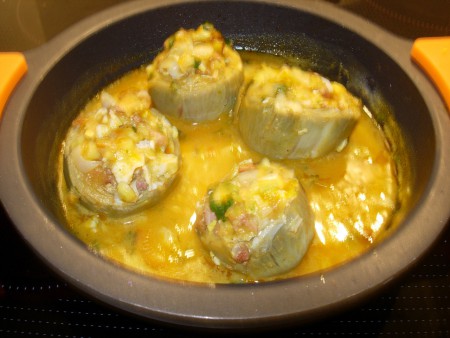 Alcachofas rellenas de jamón en salsa